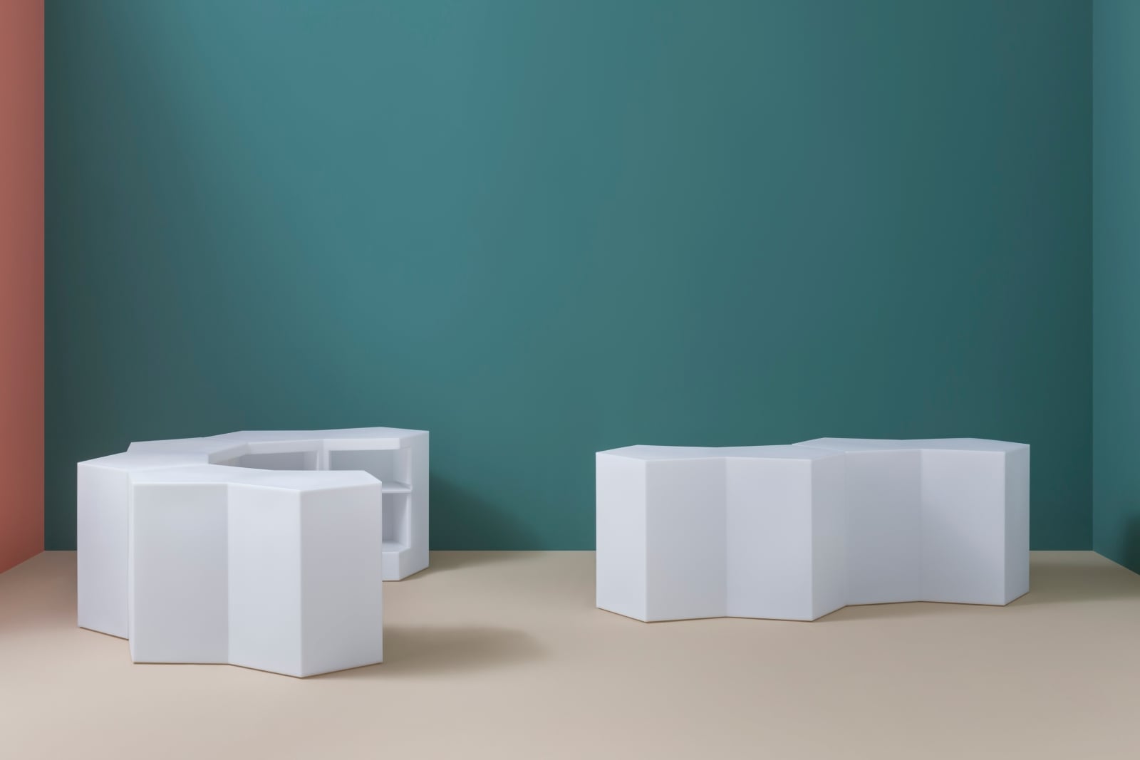 Zwei weiße, facettierte Möbel der Iceberg Kollektion, eine Sitzbank und ein Regal, in einem minimalistischen Raum.