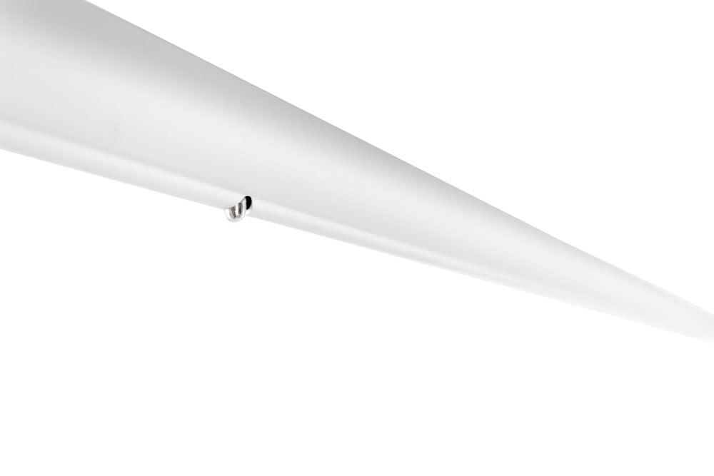 cc50201_3_querstange Weiße Querstange aus Metall in einer Detailansicht von unten. Die glatte, runde Stange hat eine kleine Einhängeöse.