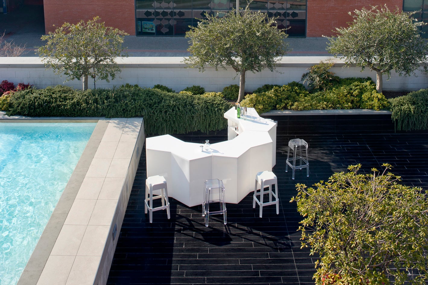 iceberg_ibe_birubik_580_tr-bi_02_low-1 Weiße, modulare Iceberg Theke in geometrischer Form als Outdoor-Bar am Pool mit Hockern aus der Vogelperspektive.