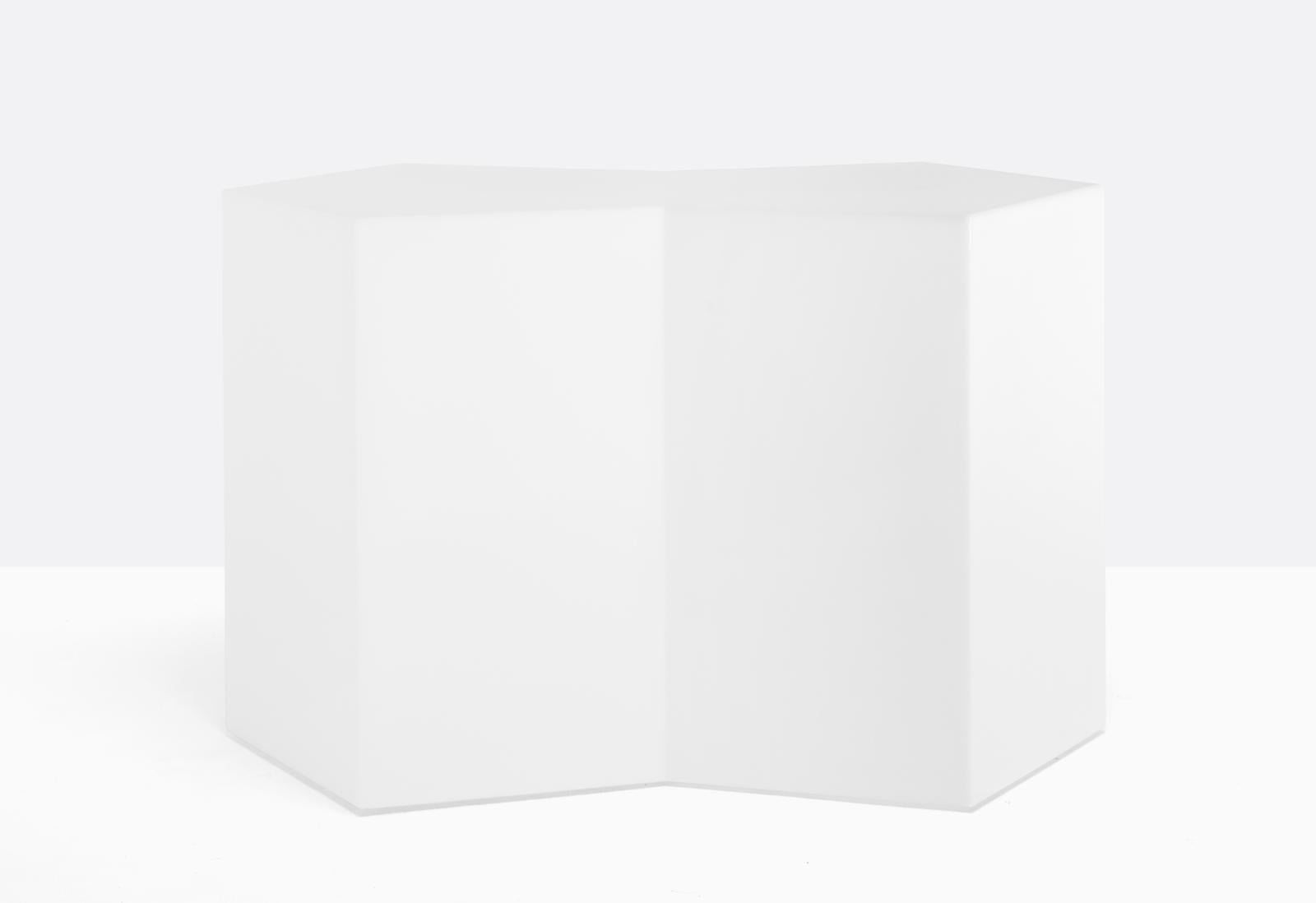 Weißer Beistelltisch Iceberg aus Kunststoff mit einer geometrischen, kantigen Form, als modernes Sitzobjekt nutzbar.