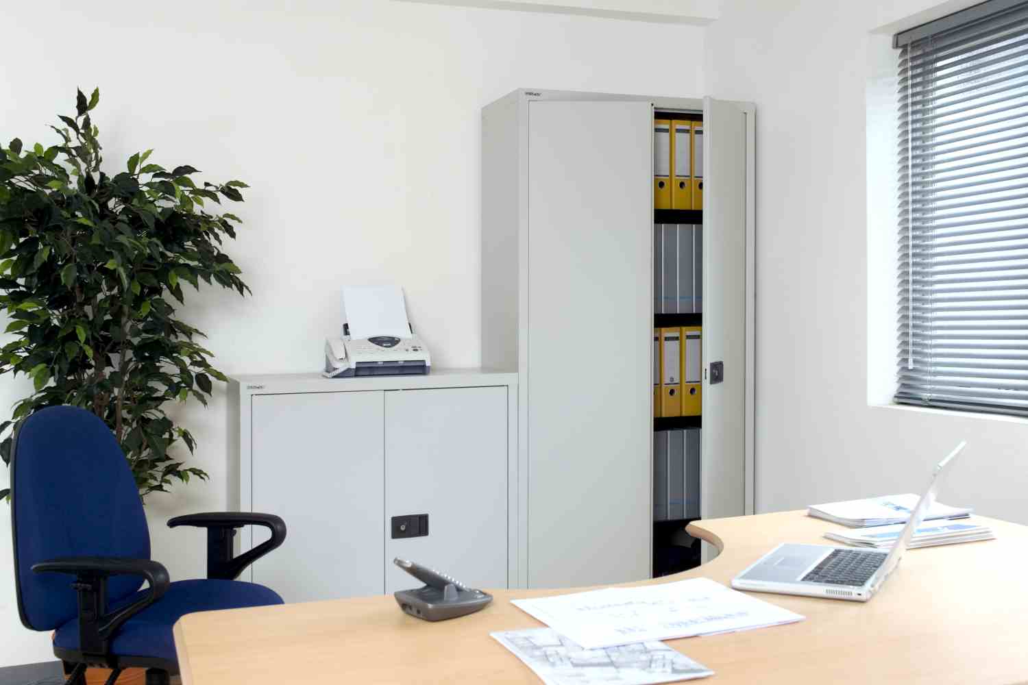 e402a01696_7 Hoher Bisley Universal Flügeltürenschrank in Lichtgrau mit offener Tür, gefüllt mit Ordnern im Büro.