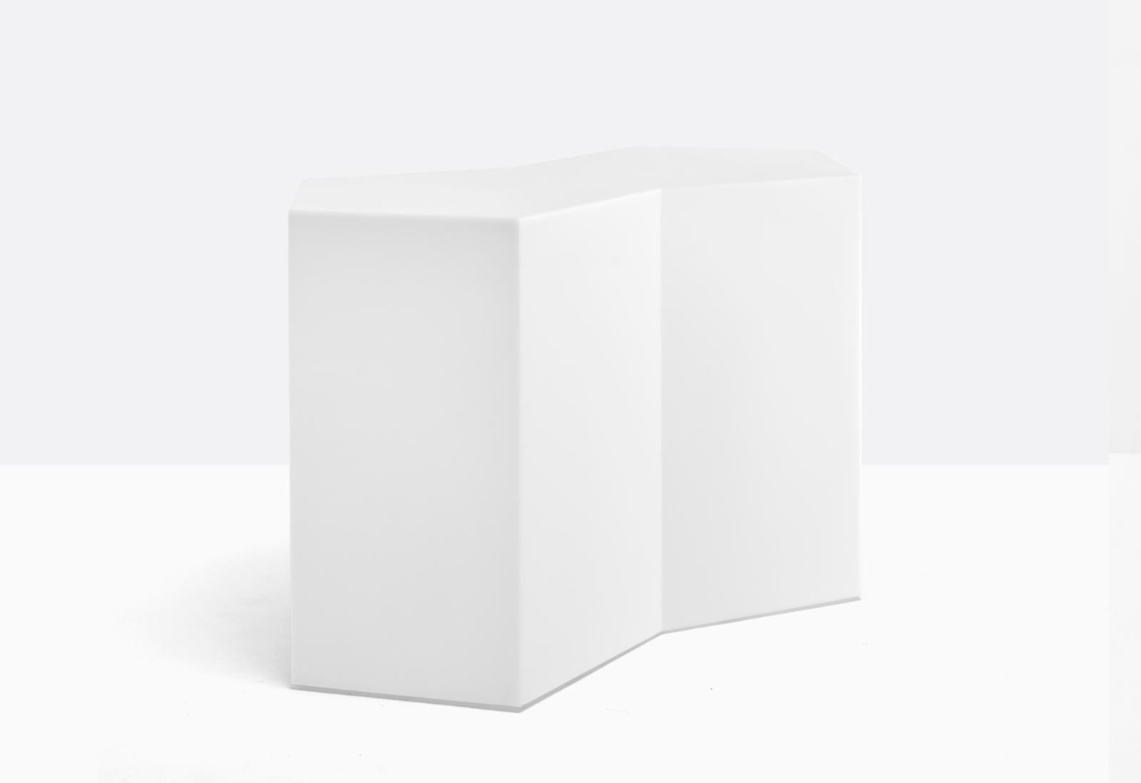 Der weiße Beistelltisch Iceberg aus Kunststoff hat eine geometrische, skulpturale Form mit kantigen Flächen.